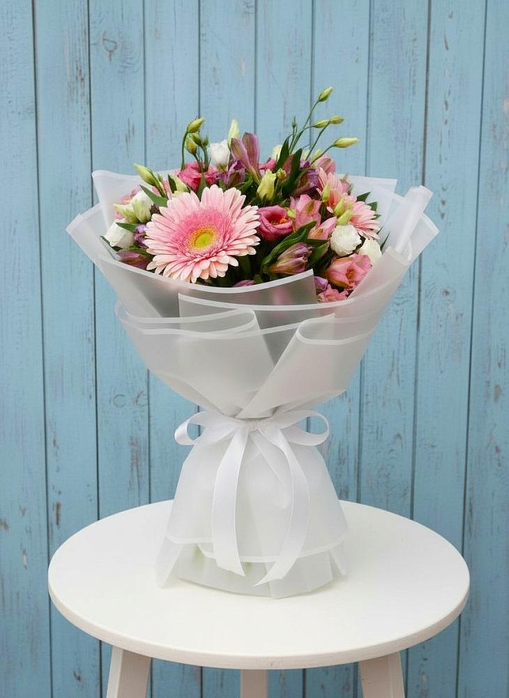 Букет цветов из: Герберы, Альстромерии и Лизиантусы в Павловскую слободу