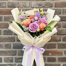 Букет цветов из:  Лизиантусы и Розы в Павловскую слободу