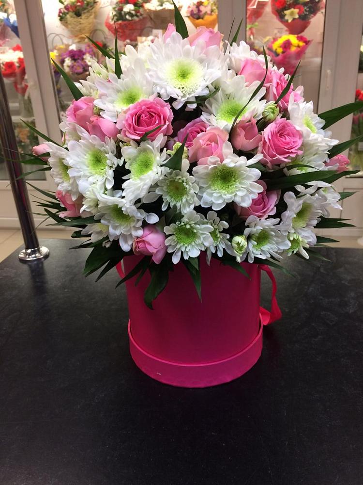 Цветочная композиция из Розы и Хризантемы в шляпной коробке в Павловскую слободу