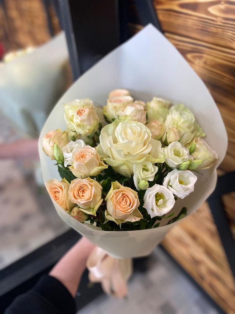 Букет цветов из: Розы и Лизиантусы в Павловскую слободу